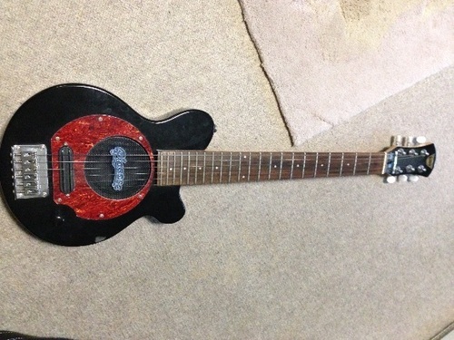 ピッグノーズ T『ミニエレキギター赤』着払い発送に4～7日