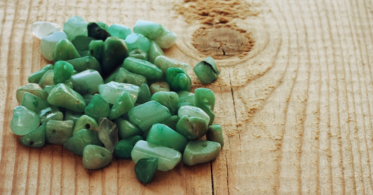 宝石ネフライト｜特徴、歴史、翡翠（ジェダイト）との違いや価値など