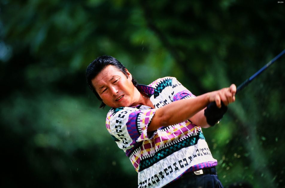 令和でも参考になるジャンボ尾崎の飛ばしテク！ 左手で“押し込む”動き