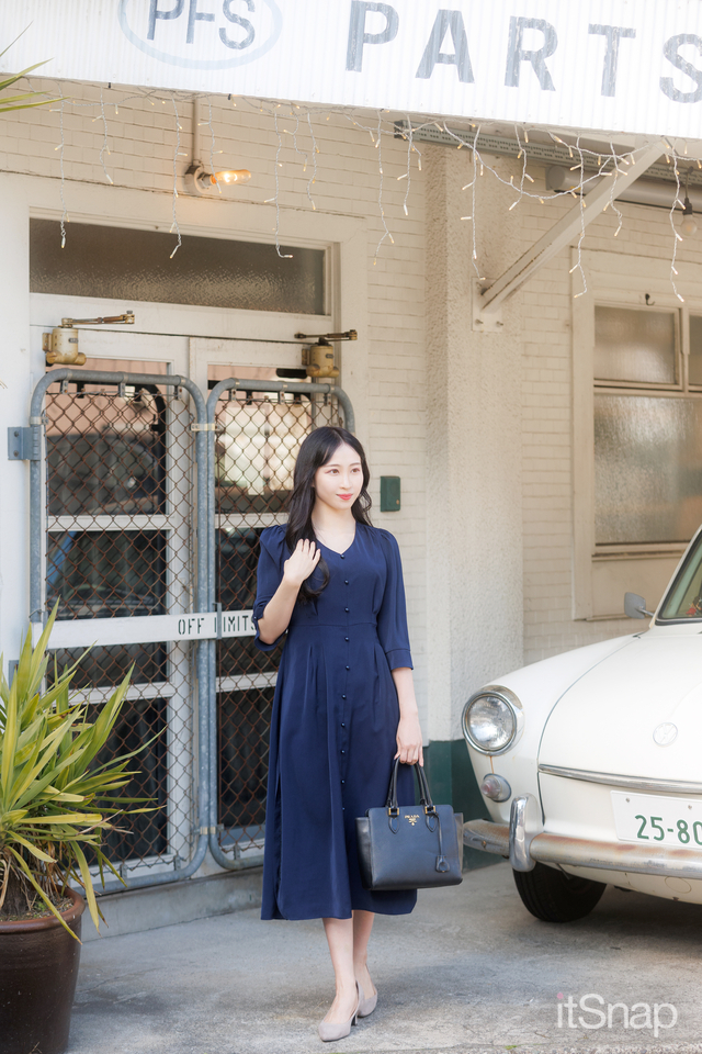 PRADAのハンドバッグで高見えする ネイビーワンピのシンプルスタイルに