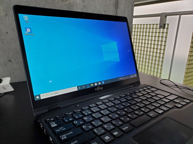 質量約877gで驚きの持ち運びやすさ！「LIFEBOOK U9310X/D」は