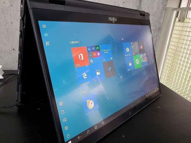 質量約877gで驚きの持ち運びやすさ！「LIFEBOOK U9310X/D」は