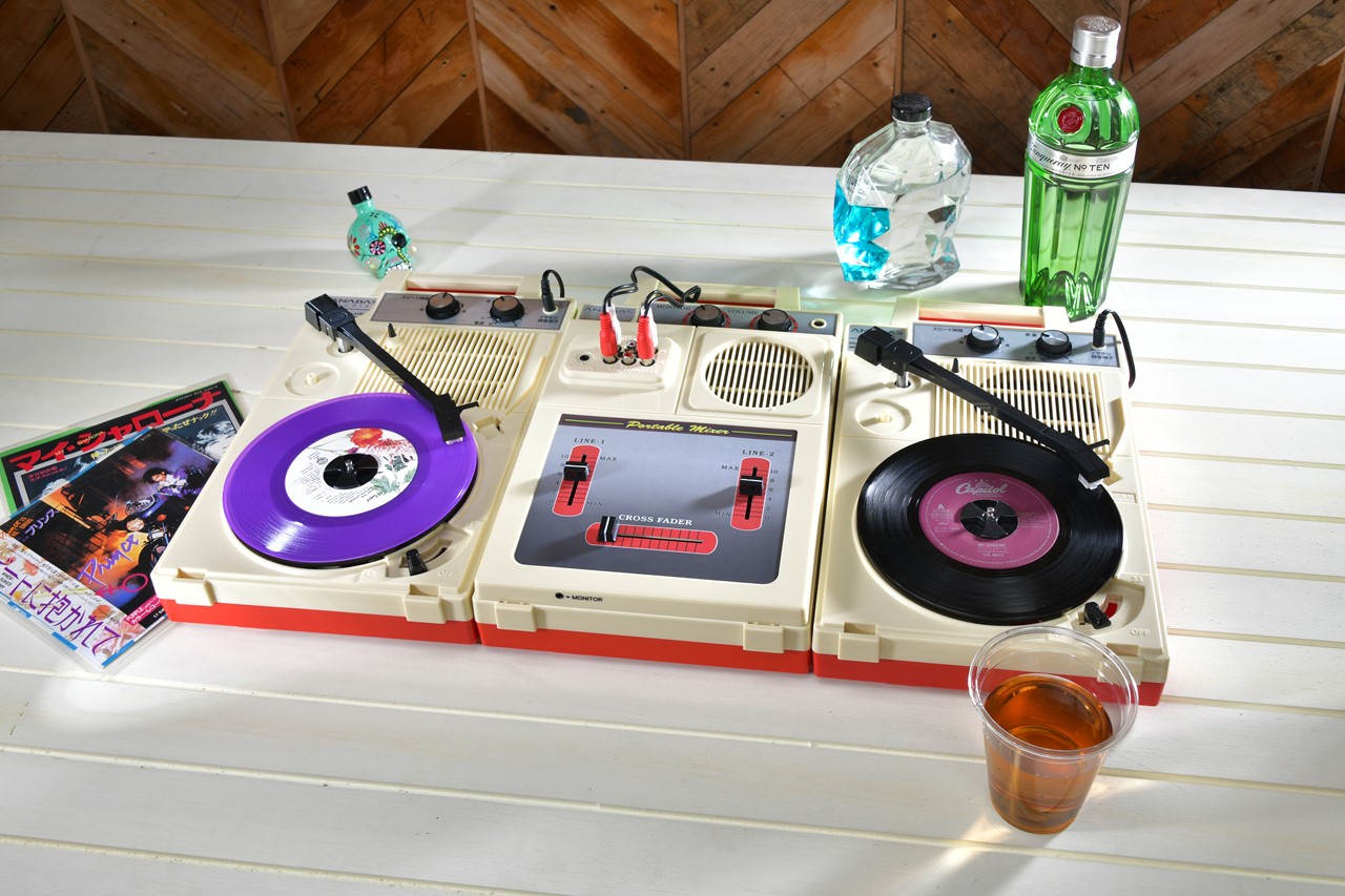 自宅でレコードDJも楽しめるポータブルレコードプレイヤーがレトロ