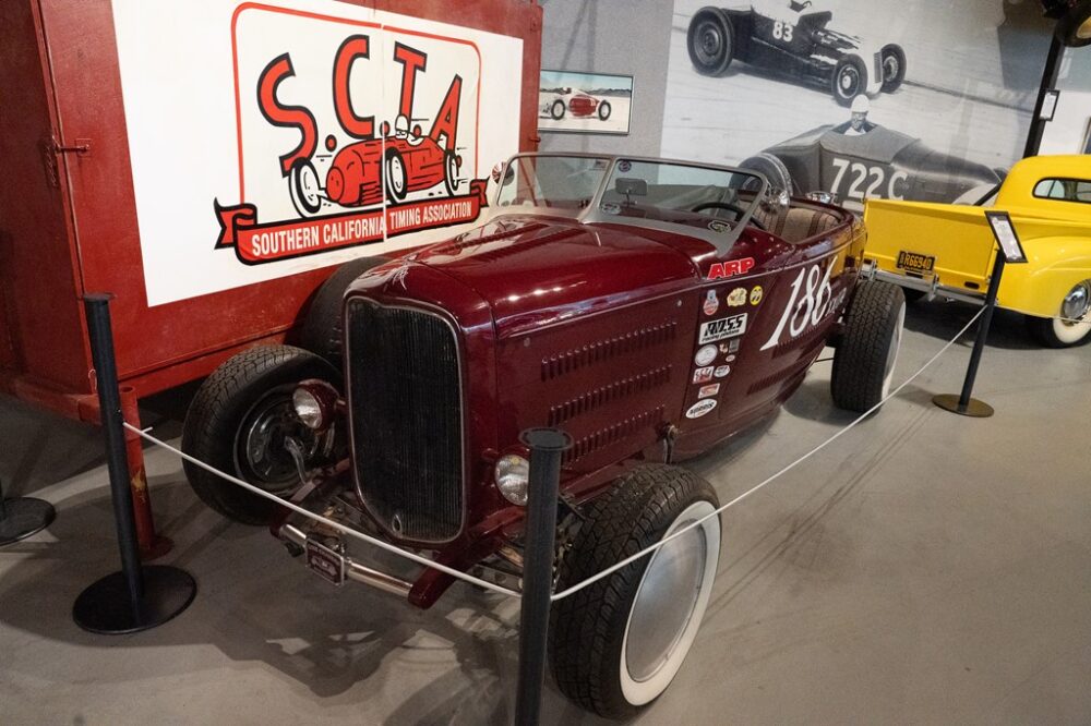 歴代ホットロッドの名車が大集合。カリフォルニアのNHRAミュージアムに