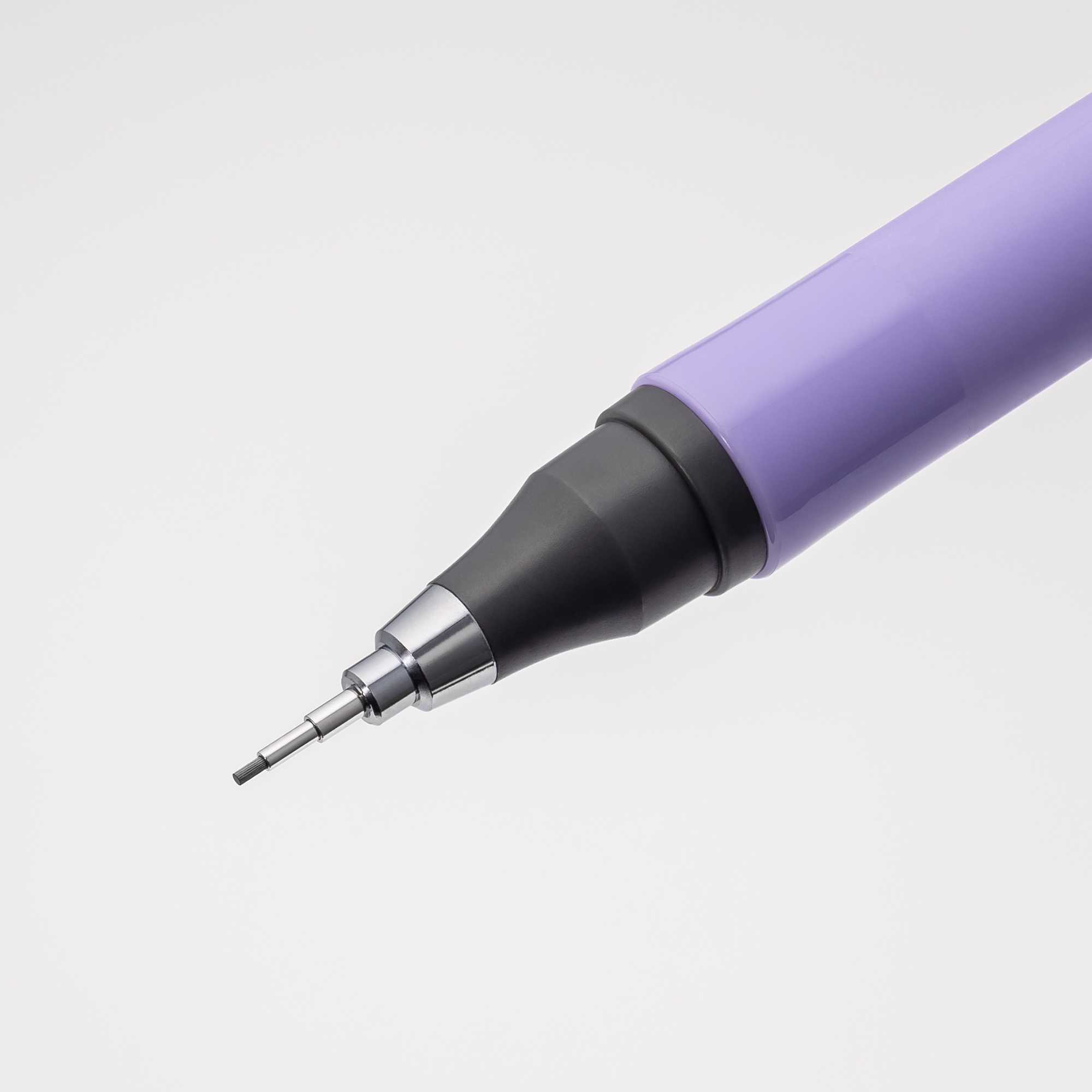 ゼブラ史上最も長い先端パイプで、書いている文字の見える範囲が従来品