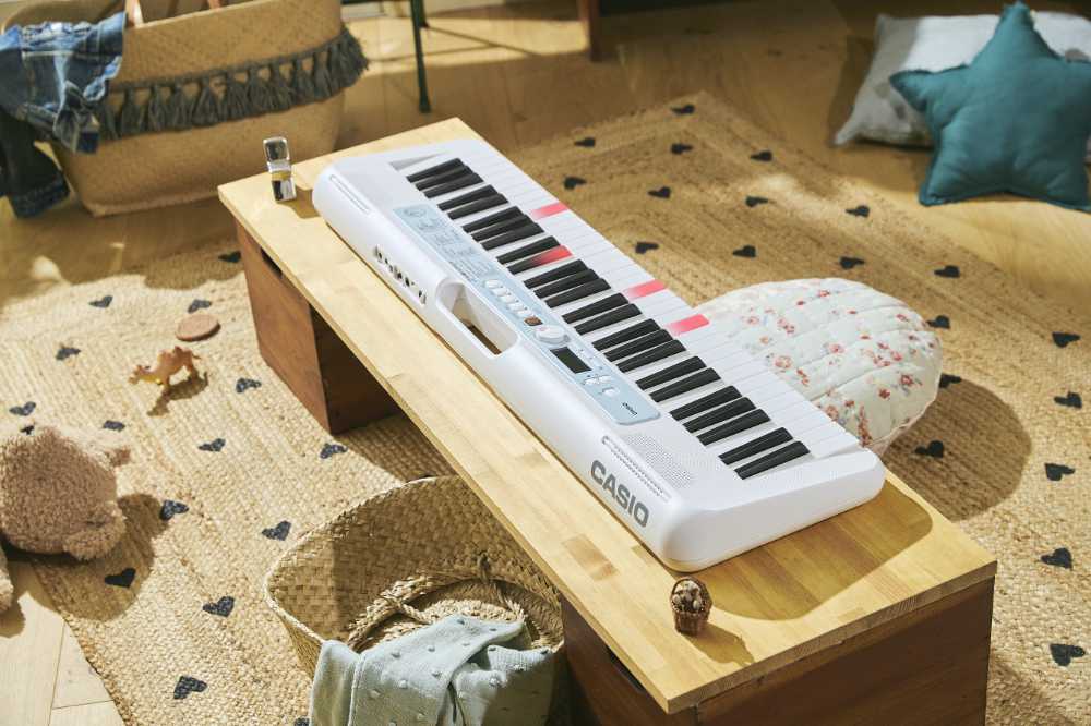 カシオから光ナビゲーションキーボード「Casiotone LK-335」が発売。