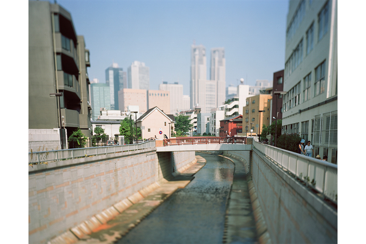 写真家・本城直季の目を通して見る“まち”の不思議初となる大規模個展を