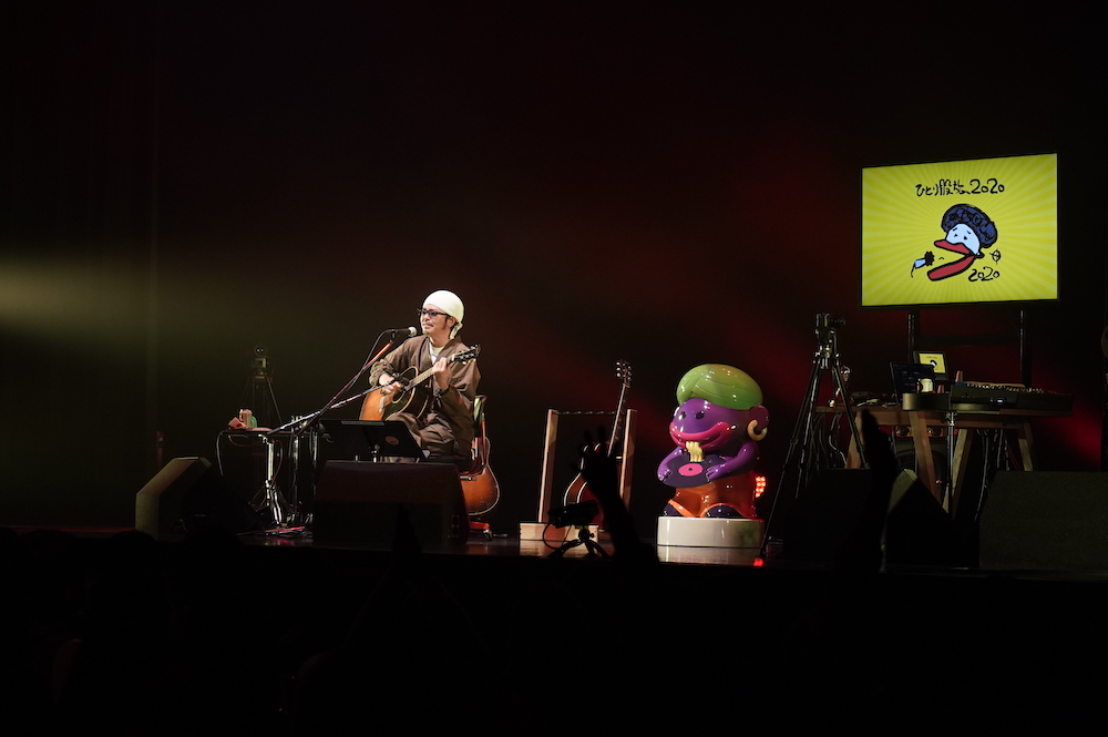 奥田民生がひとりで回るツアー「ひとり股旅 2020」ファイナルをライブ