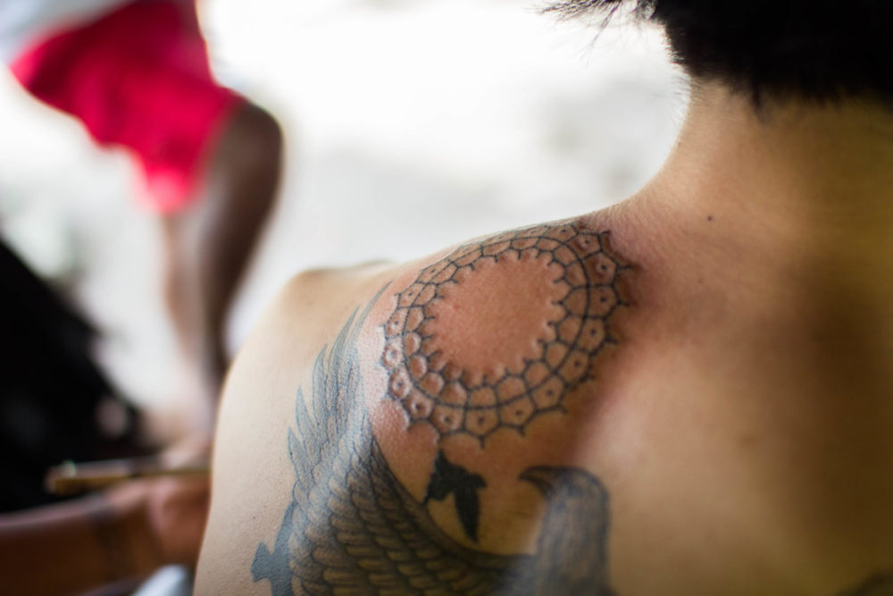 トライバルタトゥー手彫りの旅｜フィリピンの秘境・カリンガにて | DOTT