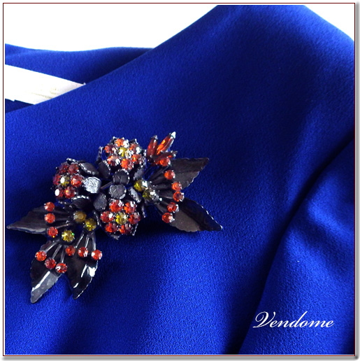 VENDOME ヴァンドーム オレンジのお花のブローチ | ブラックの葉っぱに