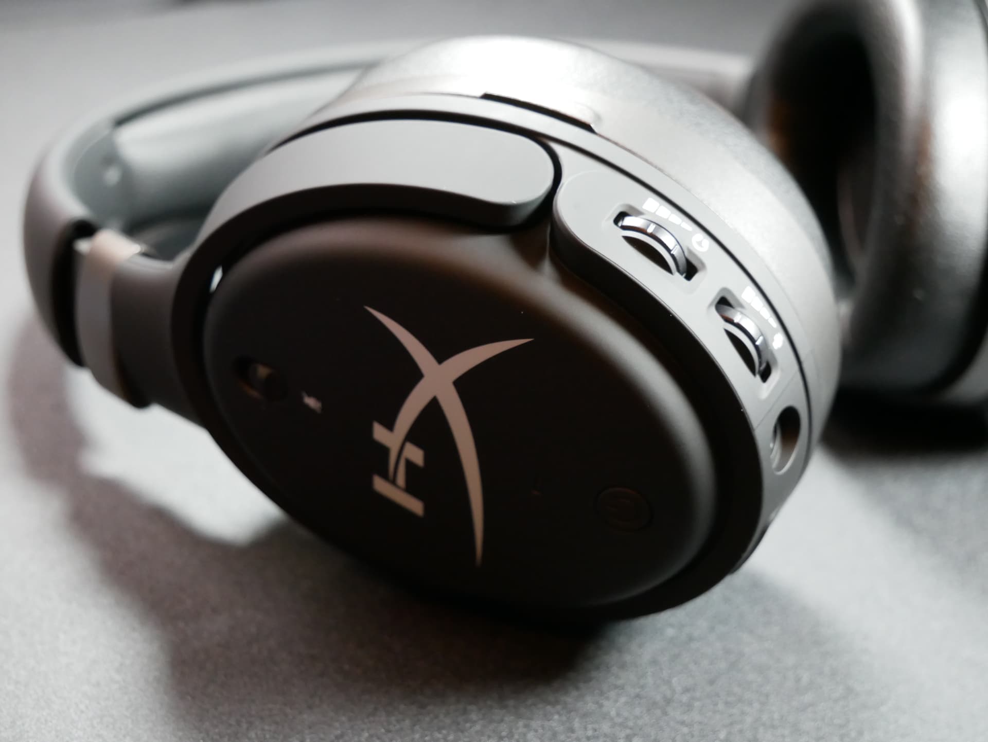 HyperX Cloud Orbit S」レビュー。100mm平面磁気ドライバーと革新的な