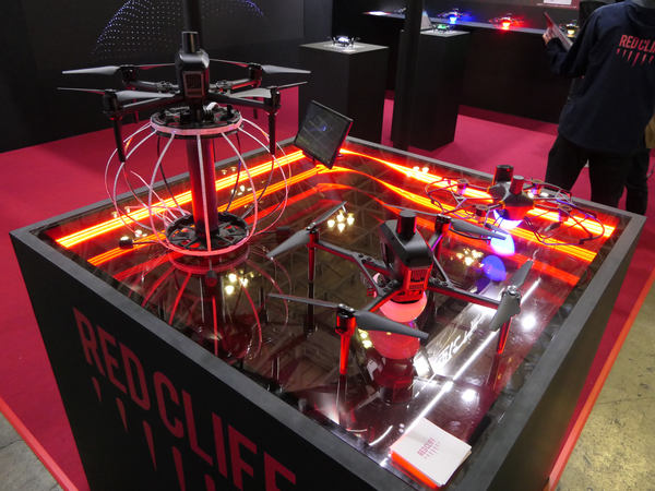 LED以外の演出も可能になったドローンショー向けの新型機「RiFF-JP」が