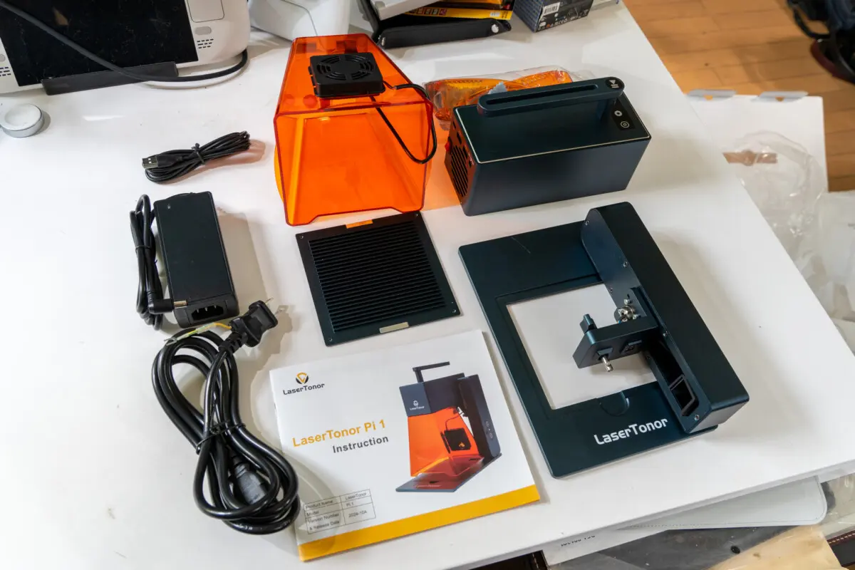 手軽に本格彫刻！折りたたみ式レーザー彫刻機「LaserTonor Pi 1