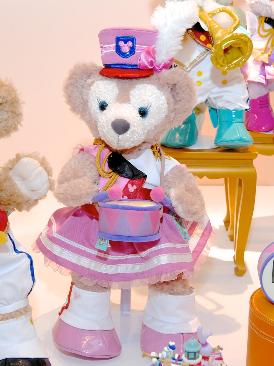 マーチングバンドに扮したダッフィーたちが35周年をお祝い！東京