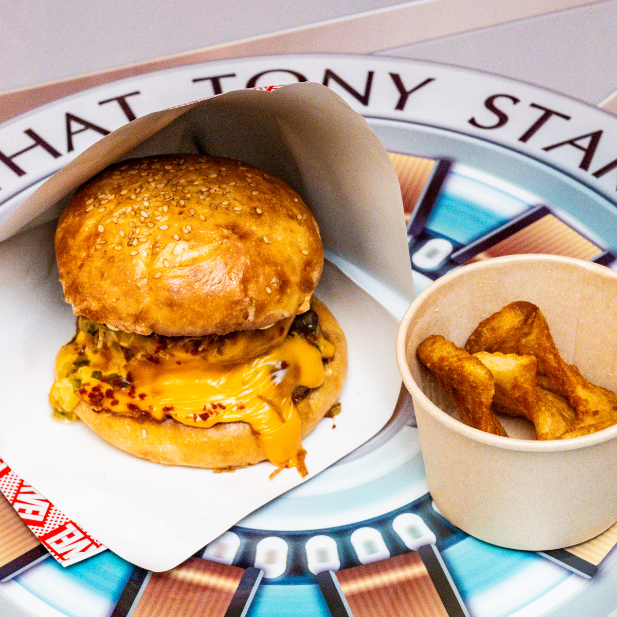 トニー・スタークの好物をイメージ「地球最強のチーズバーガー