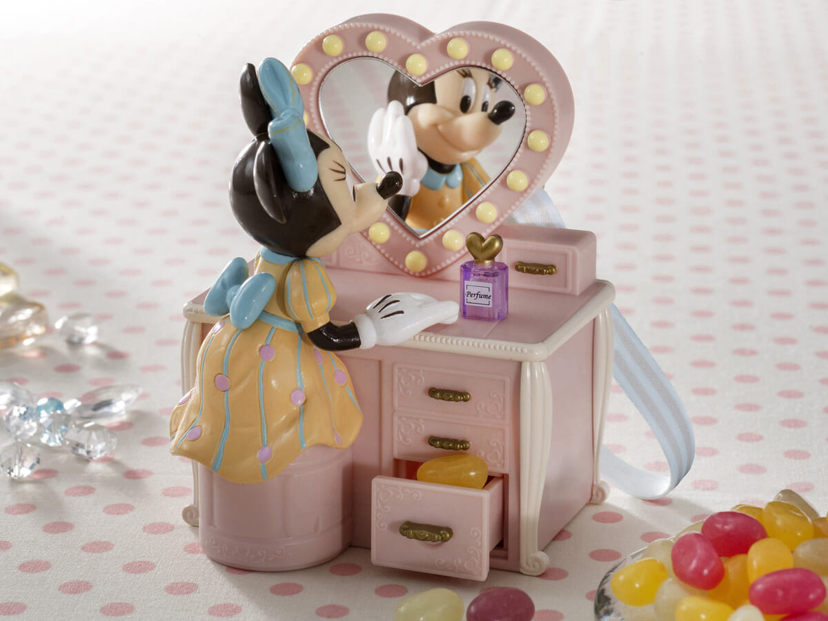 ドレッサーでメイクをするミニーマウス！東京ディズニーリゾート ミニ