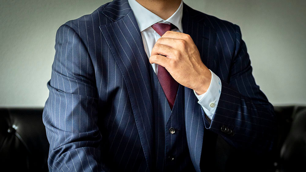 お客様の写真】ネイビーのピンストライプでお仕立てするビジネスマンの