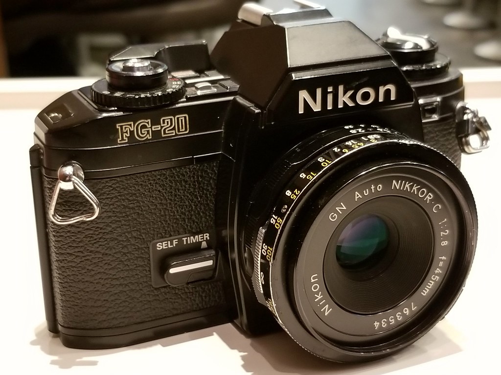 フィルムカメラ32台目】リトルニコン3兄弟のNIKON FG-20を世界のカメラ