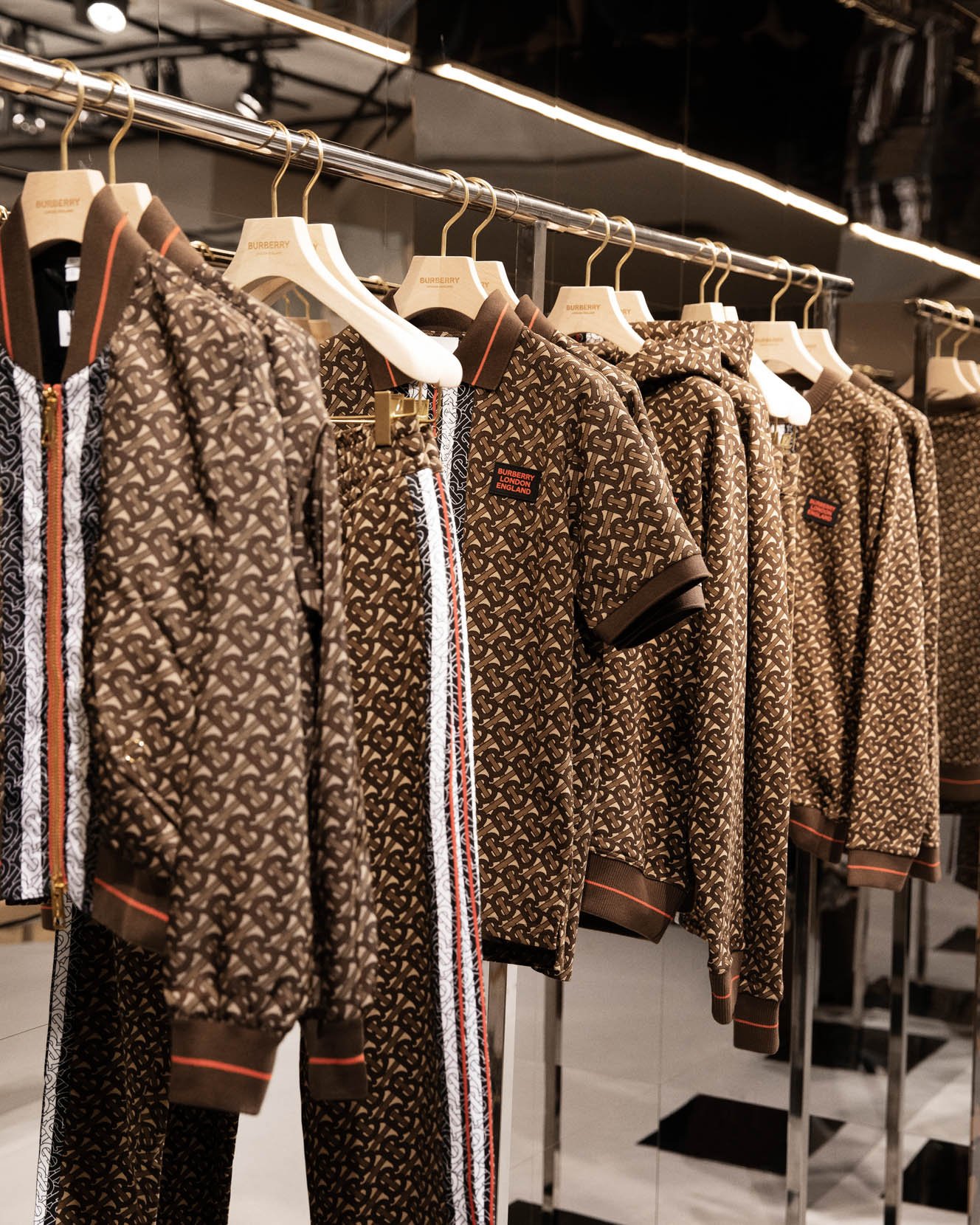 バーバリー」初のモノグラムコレクションが発売、モチーフは創業者