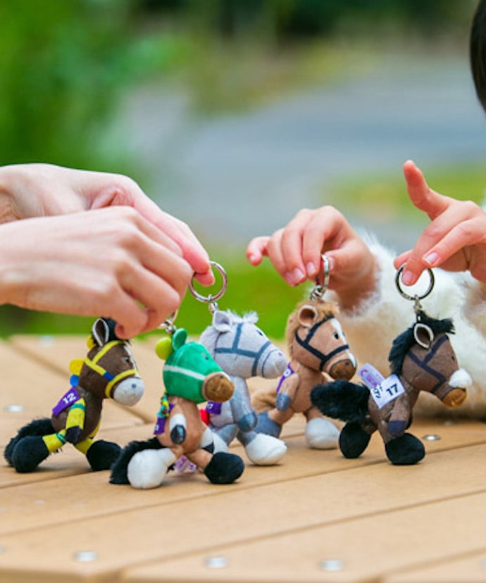 ぬいぐるみメーカー「ニキ」×競走馬シリーズ「ダービーフレンズ