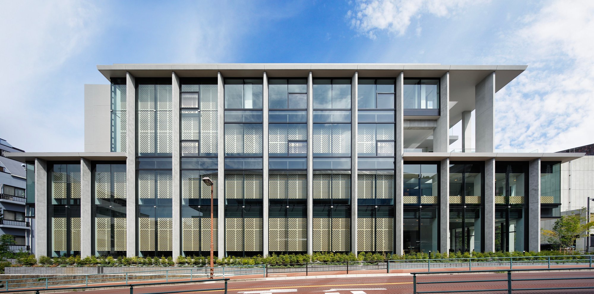 神奈川県立図書館の新しい本館がオープン、前川國男による旧本館に敬意