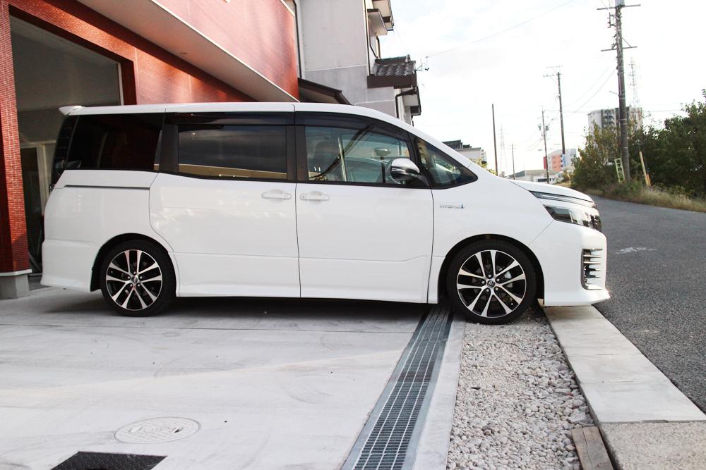 VOXYにKYBのローファースポーツキットの取付と四輪アライメント - カー