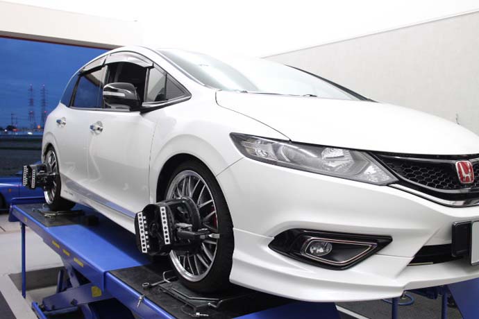 ジェイド 車高調取り付け 四輪アライメント - カー用品持込取り付け