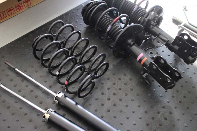 プリウス 純正サスペンション交換 - カー用品持込取り付け専門店