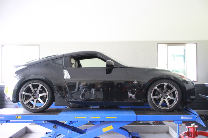 Z34 ダウンサス 四輪アライメント調整 - カー用品持込取り付け専門店