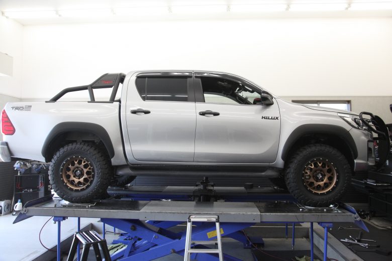 ハイラックス GUN125 JAOSスプリング取り付け 四輪アライメント調整