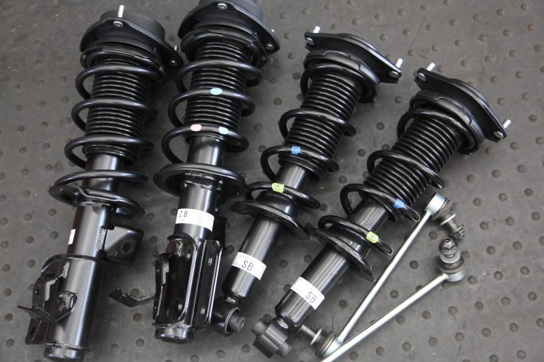 86 GR86用のショックとスプリング取り付けと四輪アライメント - カー