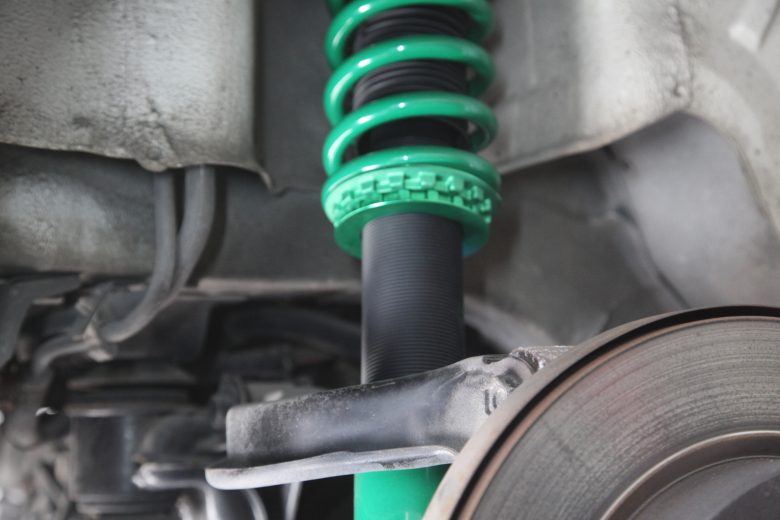 スライライン BNR32 TEIN車高調取り付けと四輪アライメント - カー用品