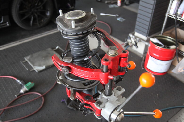 プリウスα ZVW41 RS-Rダウンサス取付と四輪アライメント - カー用品持