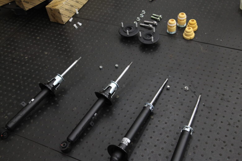 クラウン JZS175 ダウンサス取り付け 四輪アライメント調整 タイヤ交換