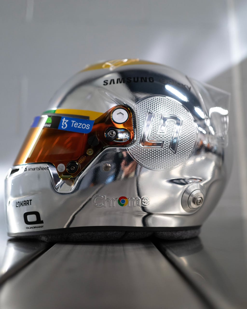 マクラーレンF1のノリス、イギリスGPで着用の“クローム”ヘルメットを