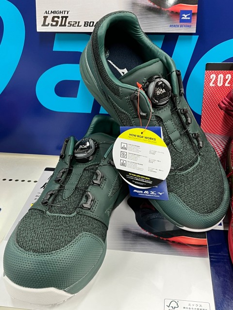 今年もこの色推し！😊 ミズノ 安全靴 グリーン×ゴールド | 株式会社