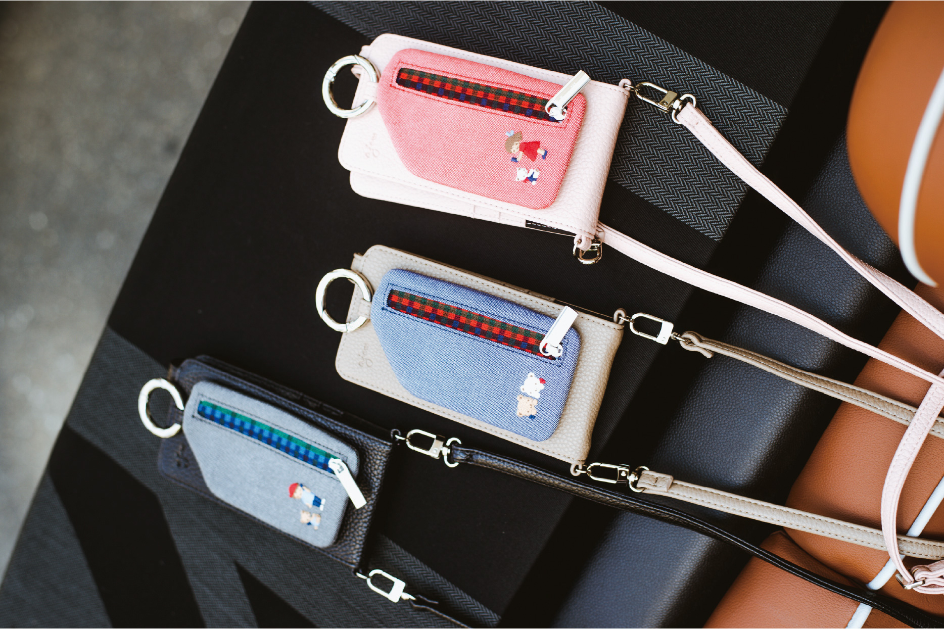 ファミリアスマホケース familiar×ajew マルチ対応サイズM ピンク