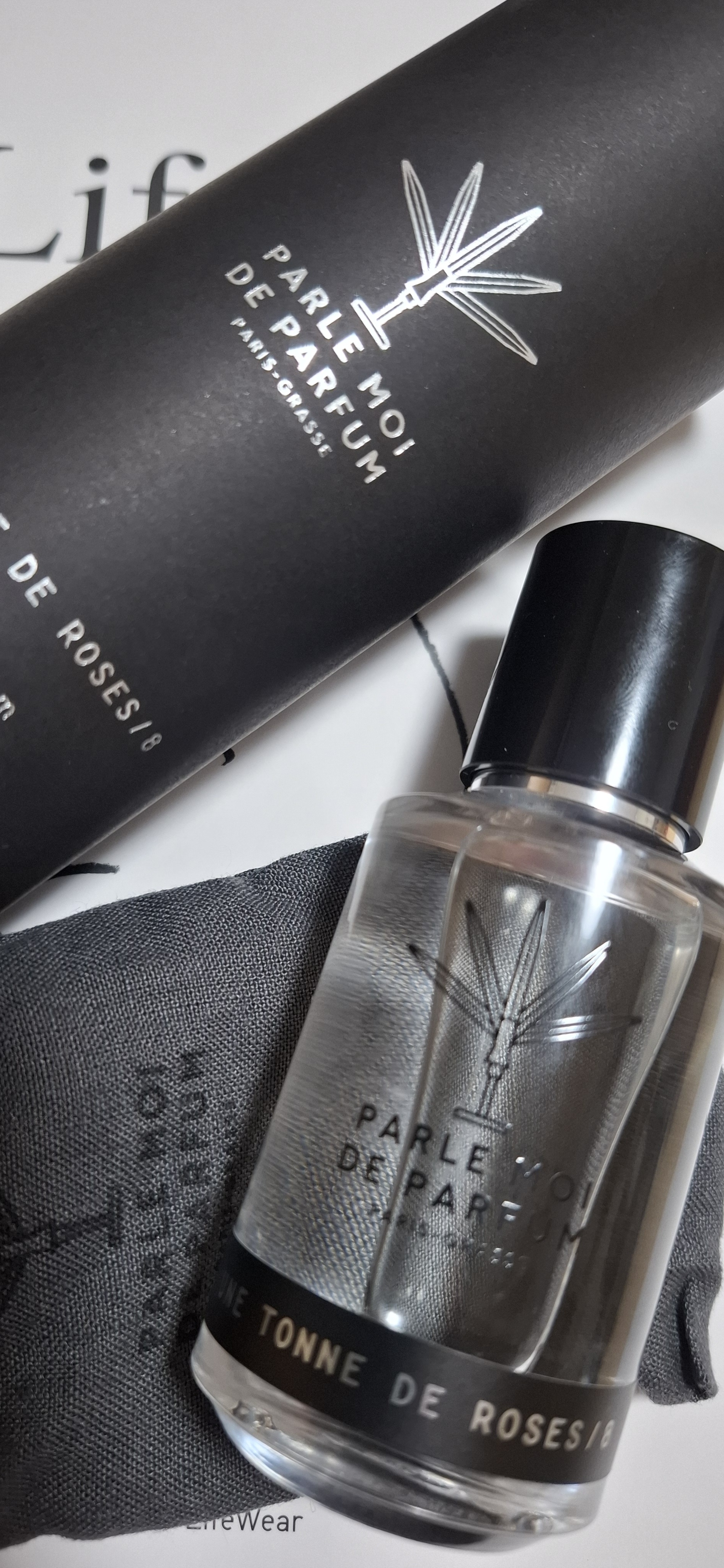 パルル モア ドゥ パルファム / ユヌ トン ドゥ ローズ