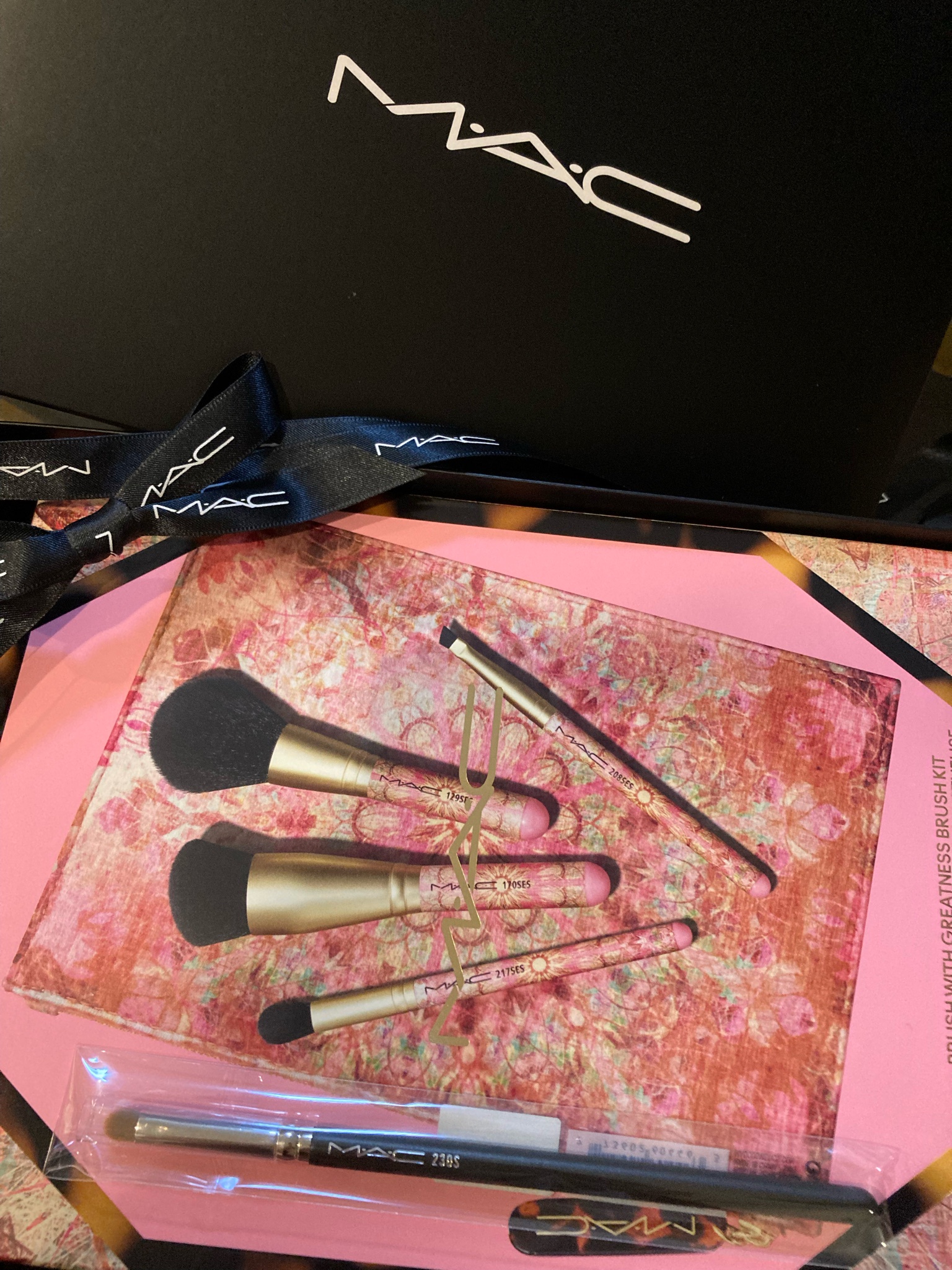 M・A・C / ブラシ オブ スノー エッセンシャル ブラシ キットの公式