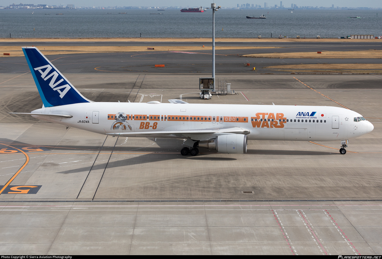 ANA / B763 - All Nippon Airways (Star Wars - R2-D2 / BB-8 livery
