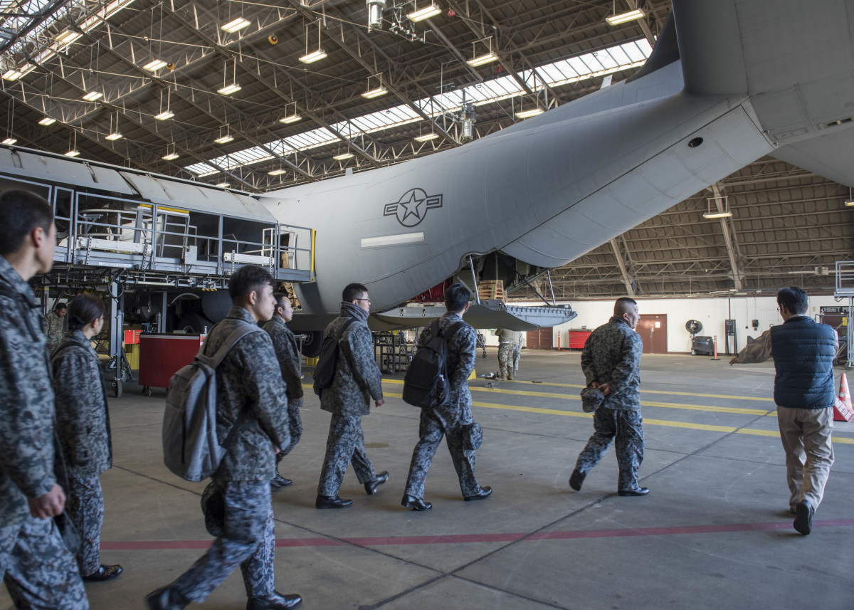 空自第2輸送航空隊、1月16日に横田基地の第374整備群を視察 | FlyTeam