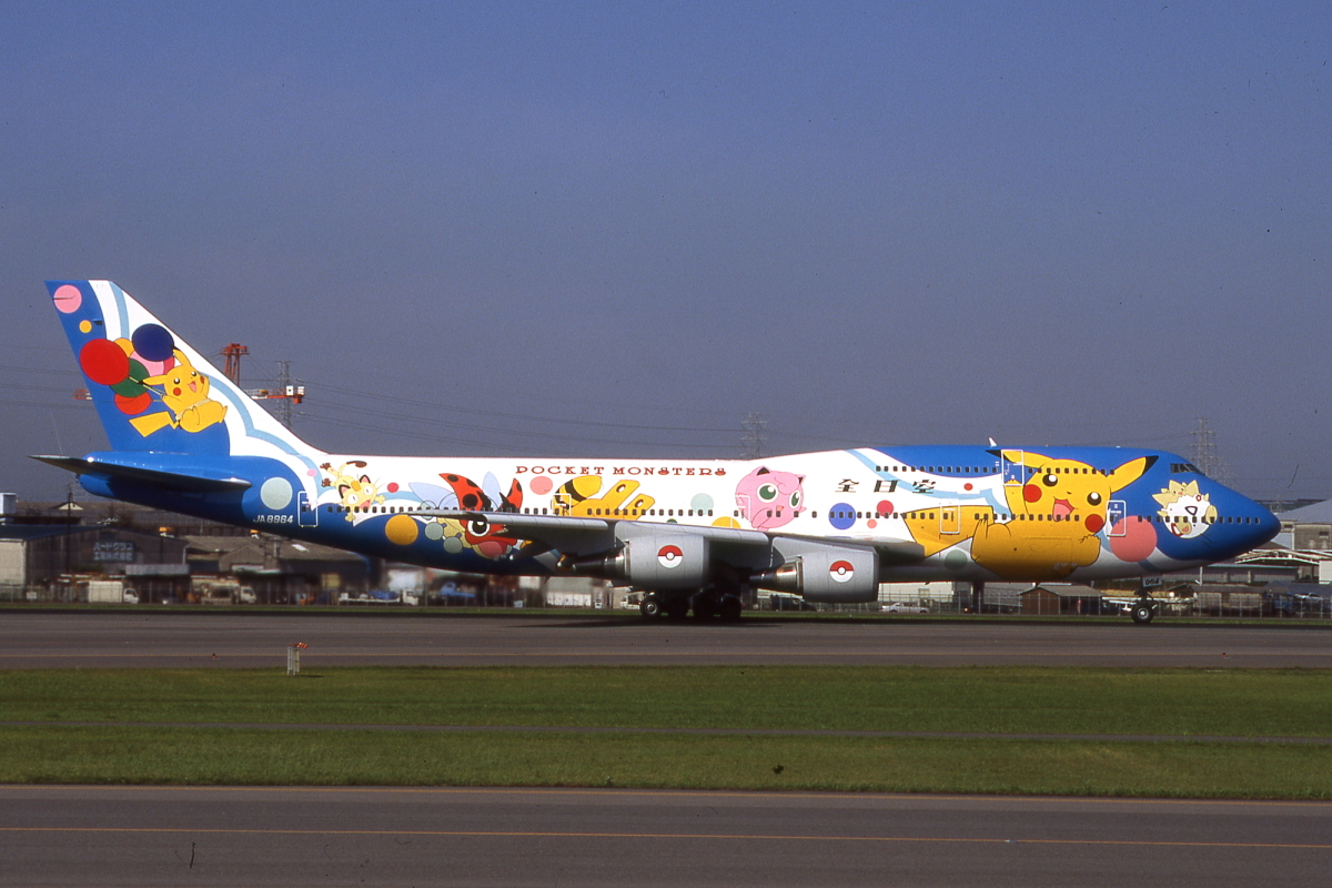 ニュース画像：「ポケモンジェット1999」特別塗装機、747-400「JA8964