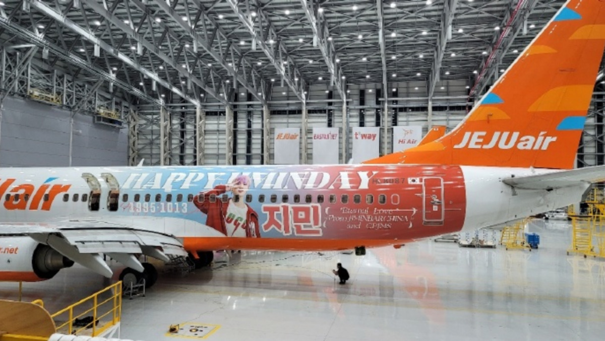 BTSジミンの誕生日祝い、ARMYが特別塗装機を飛ばす！ | FlyTeam ニュース