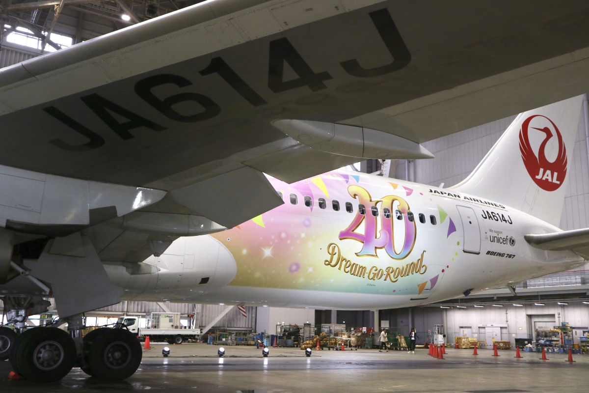 JAL 東京ディズニーリゾート40周年記念特別塗装機、ドナルドの誕生日に