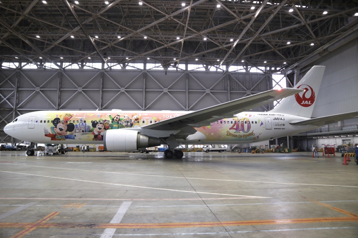 JAL 東京ディズニーリゾート40周年記念特別塗装機、ドナルドの誕生日に