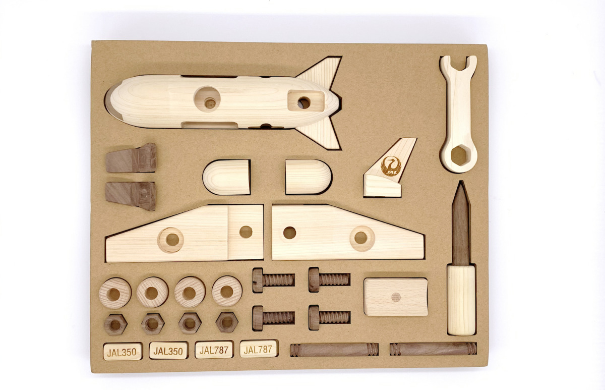 クリスマスプレゼントに最適! 「JALひこうき整備士セット」販売開始