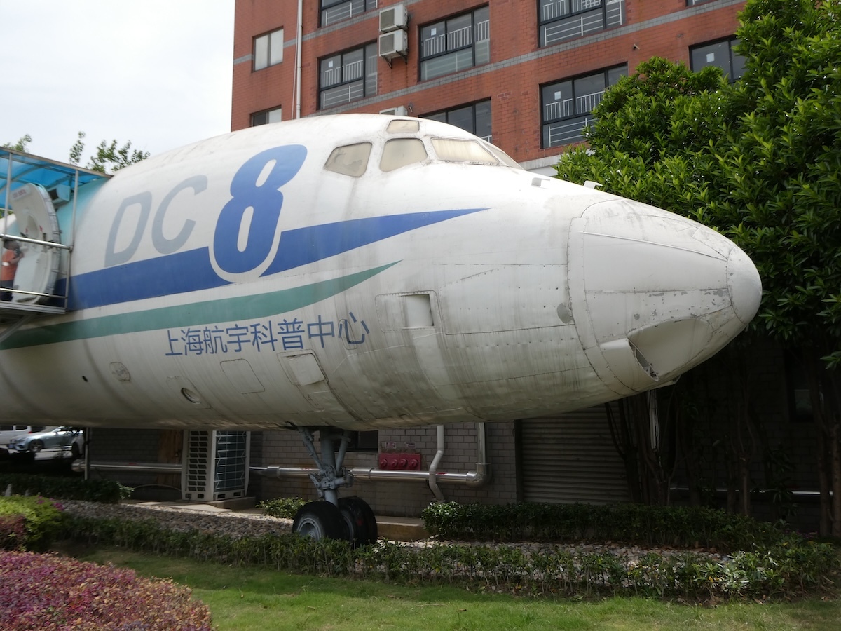中国・上海の住宅街に鎮座する謎めいた元日本航空のDC8-61に乗ってみた