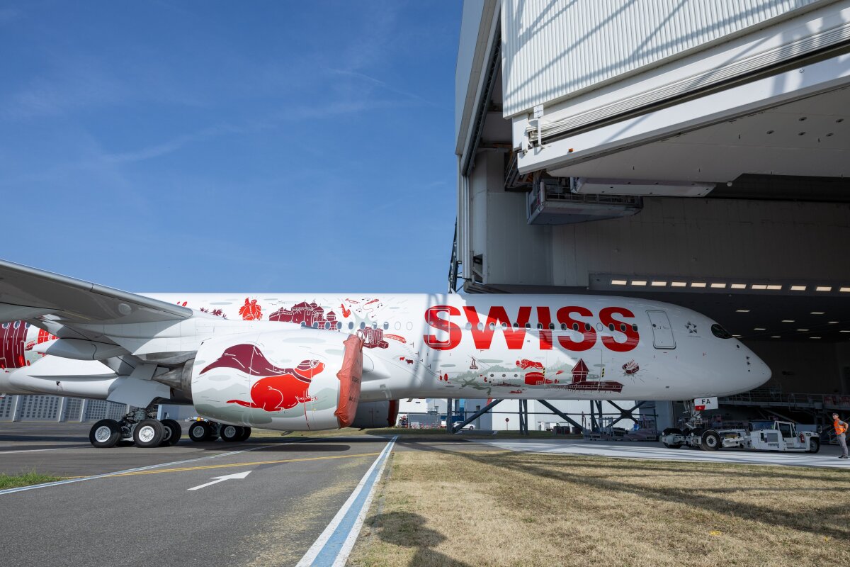 SWISS、A350初号機がロールアウト！ “らしさ全開”の特別塗装も