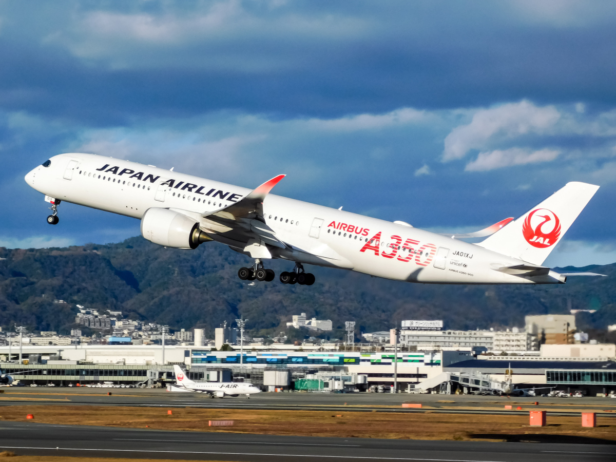 JAL A350-1000初号機「JA01WJ」、記念ロゴを付けて再登場！日本到着時