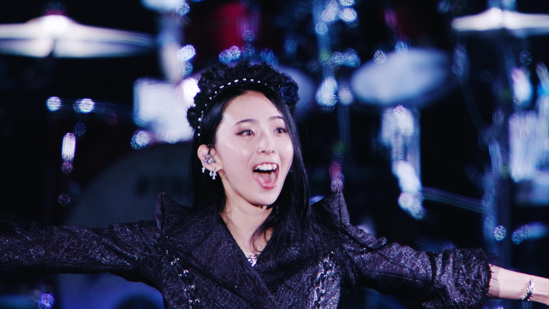 国内外で熱い注目を集めるガールズバンド・BAND-MAID、メキシコの3姉妹